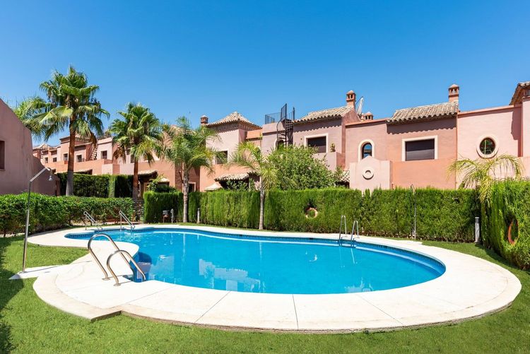 House | Resale in Estepona in Estepona, Costa del Sol - Photo 3