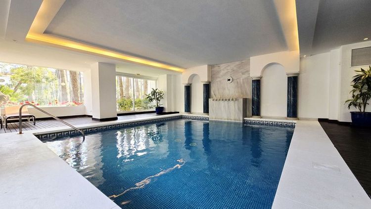 Apartment | Resale in Puerto Banús in Puerto Banús, Costa del Sol - Photo 2