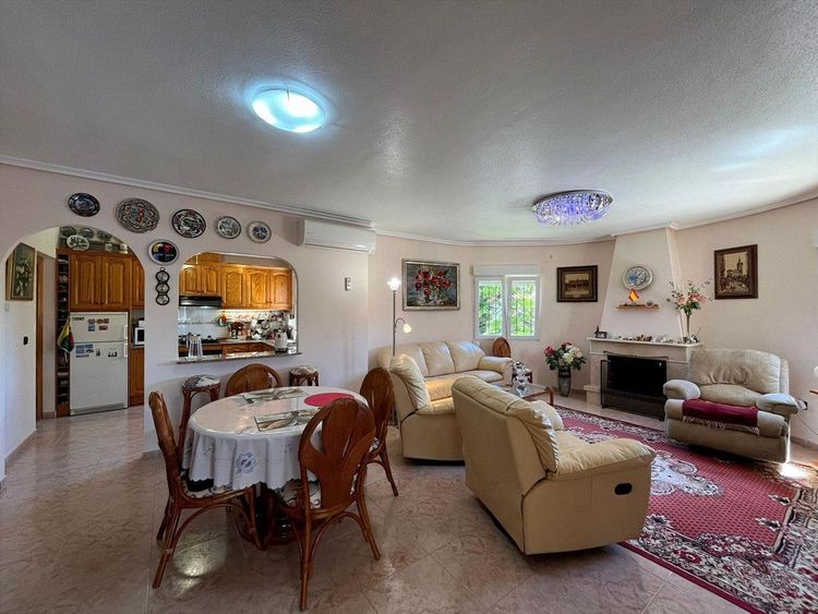 House | Resale in Playa Flamenca in Playa Flamenca, Orihuela Costa, Costa Blanca - Photo 2