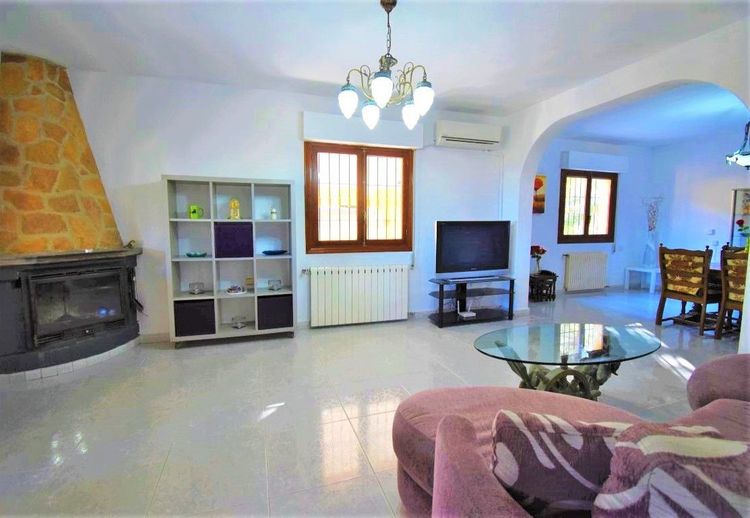 House | Resale in Villamartin in Villamartin, Costa Blanca - Photo 3