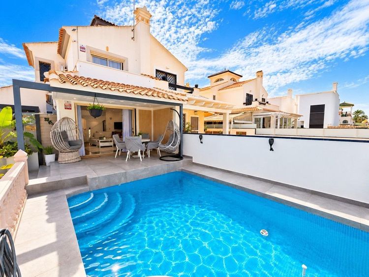 House | Resale in Mil Palmeras in Mil Palmeras, Pilar de la Horadada, Costa Blanca - Photo 2