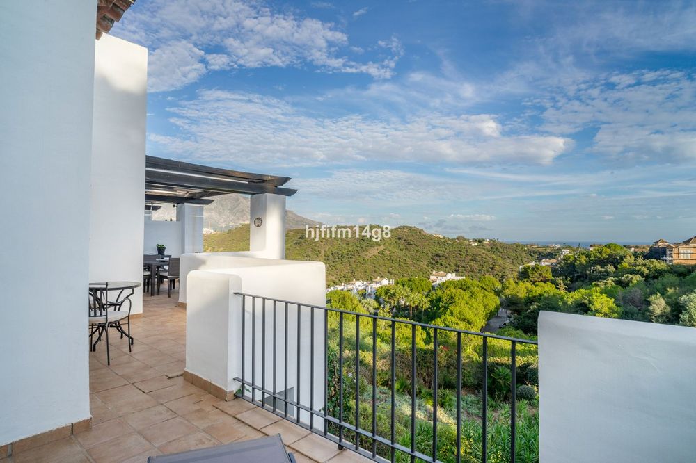 Apartment | Resale in Benahavís in Benahavís, Costa del Sol - Main property photo