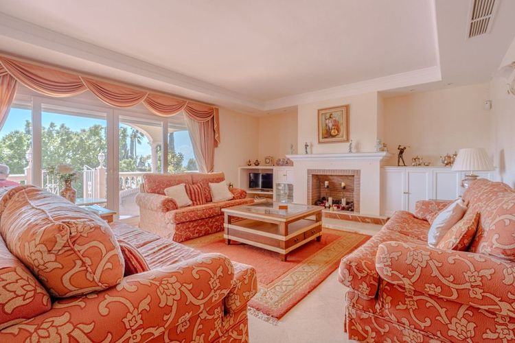 House | Resale in El Paraiso in El Paraiso, Costa del Sol - Photo 3