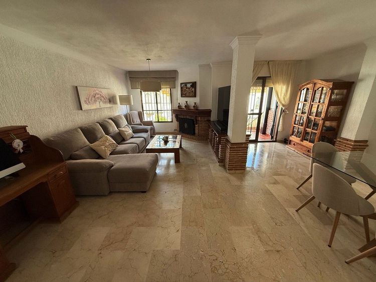 House | Resale in Estepona in Estepona, Costa del Sol - Photo 2