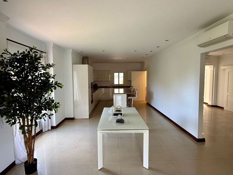 House | Resale in Sotogrande Costa in Sotogrande Costa, Costa del Sol - Photo 5