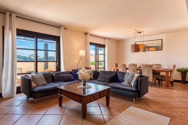 House | Resale in Benahavís in Benahavís Others, Costa del Sol - Photo 2