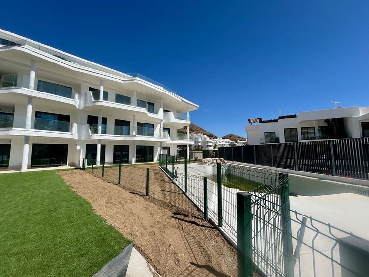 Apartment | Resale in Fuengirola in Fuengirola Others, Costa del Sol - Photo 2