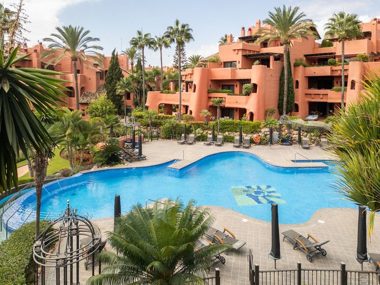Apartment | Resale in Estepona in Estepona, Costa del Sol - Photo 2