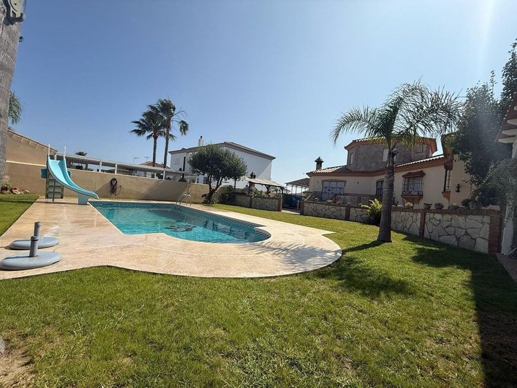 House | Resale in La Línea in La Línea, Costa del Sol - Photo 5