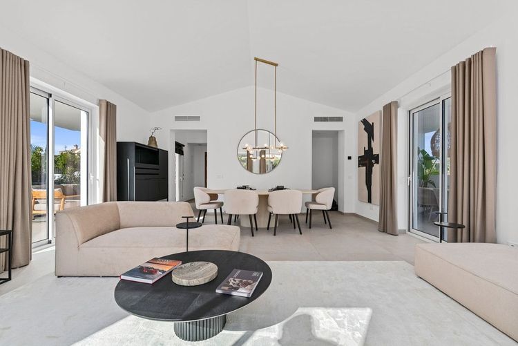 House | Resale in Casares Playa in Casares Playa, Costa del Sol - Photo 2