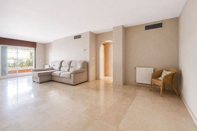 Apartment | Resale in Marbella in Marbella Others, Costa del Sol - Photo 3