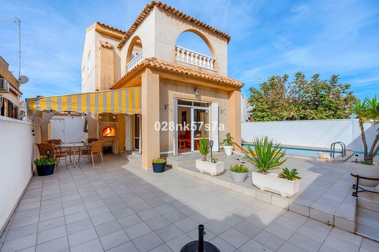 House | Resale in Playa Flamenca in Playa Flamenca, Costa Blanca - Photo 2