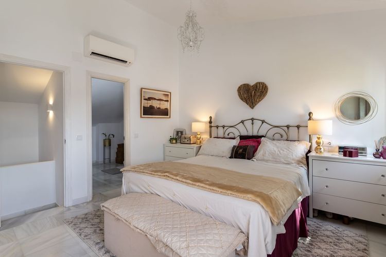 House | Resale in Montemar in Montemar, Costa del Sol - Photo 3