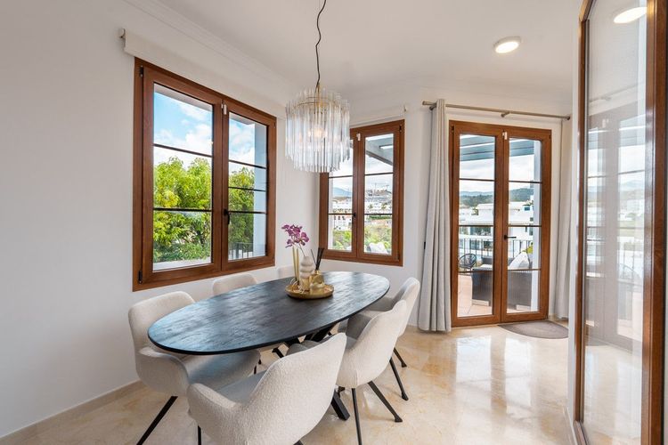 House | Resale in Estepona in Estepona, Costa del Sol - Photo 2