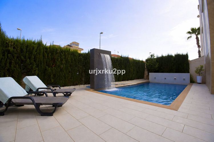 House | Resale in La Zenia in La Zenia, Costa Blanca - Photo 2