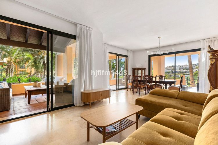 Apartment | Resale in Estepona in Estepona, Costa del Sol - Photo 4