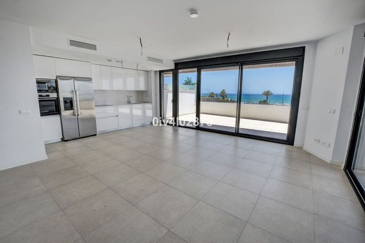 Apartment | Resale in Los Alamos in Los Alamos, Playamar, Costa del Sol - Photo 3