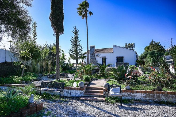 House | Resale in Alhaurín de la Torre in Alhaurín de la Torre, Costa del Sol - Photo 2