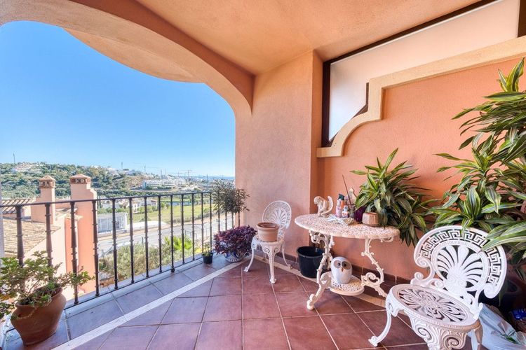 House | Resale in Estepona in Estepona, Costa del Sol - Photo 4