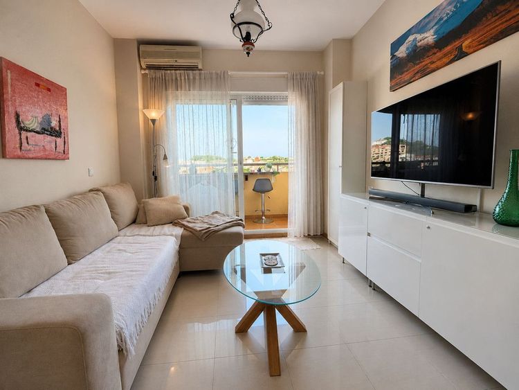 Apartment | Resale in Fuengirola in Fuengirola Others, Costa del Sol - Photo 2