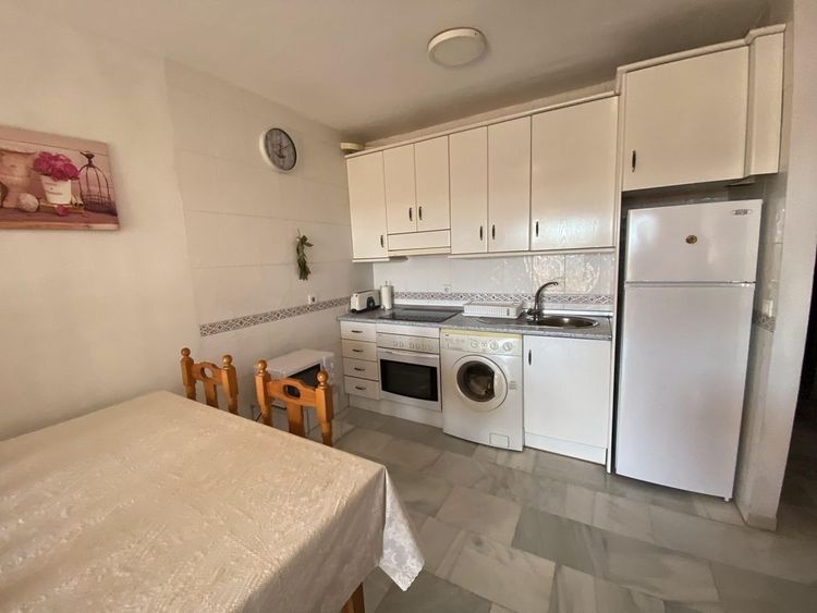 Apartment | Resale in Los Pacos in Los Pacos, Costa del Sol - Photo 4
