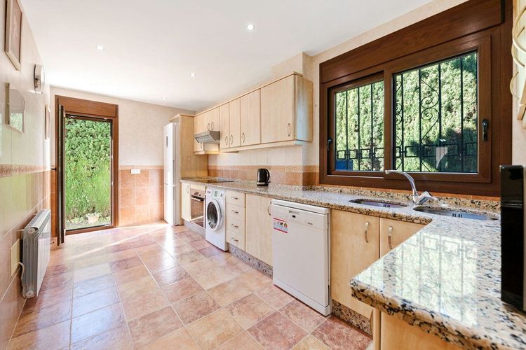 House | Resale in Atalaya in Atalaya, Costa del Sol - Photo 5