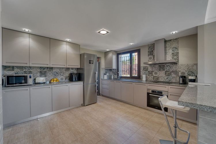 House | Resale in Guadalmina Alta in Guadalmina Alta, Costa del Sol - Photo 4