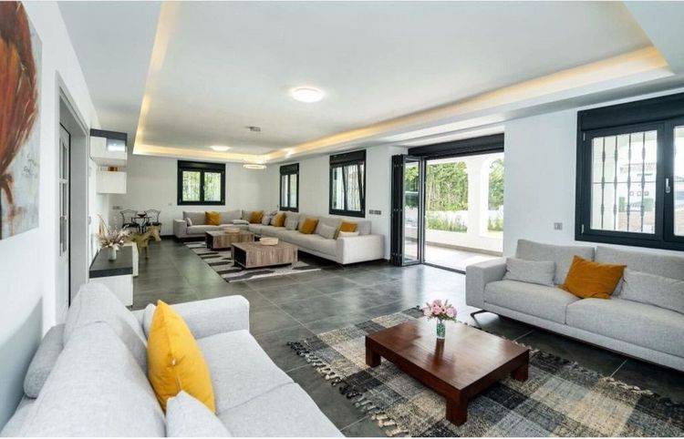 House | Resale in Nueva Andalucía in Nueva Andalucía Others, Costa del Sol - Photo 2