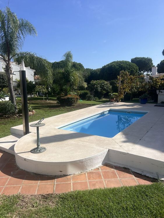 House | Resale in Calahonda in Calahonda, Costa del Sol - Photo 2
