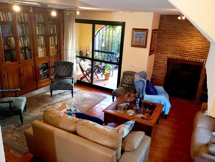 House | Resale in Casares Playa in Casares Playa, Costa del Sol - Photo 2