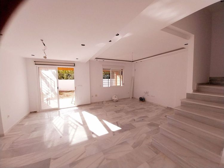 House | Resale in Calahonda in Calahonda, Costa del Sol - Photo 2