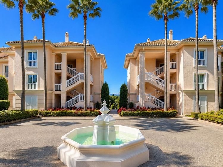 Penthouse | Resale in Los Flamingos in Los Flamingos, Costa del Sol - Photo 3
