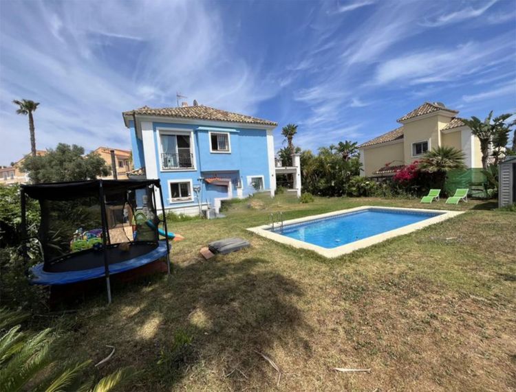 House | Resale in La Duquesa in La Duquesa, Costa del Sol - Photo 5