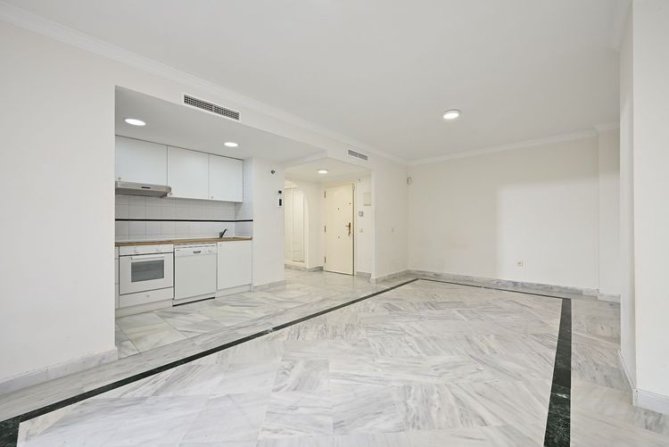 Apartment | Resale in Puerto Banús in Puerto Banús, Costa del Sol - Photo 5