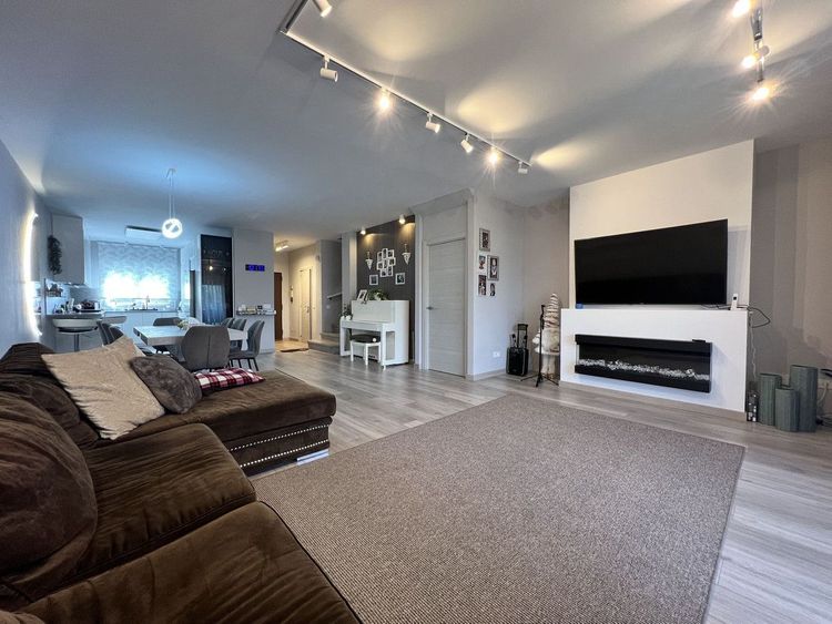 House | Resale in Estepona in Estepona, Costa del Sol - Photo 3