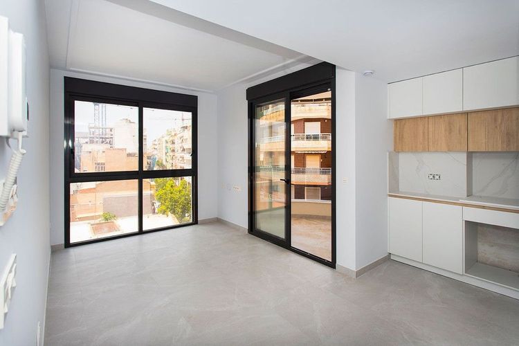 Apartment | Resale in Torrevieja in Torrevieja, Costa Blanca - Photo 2