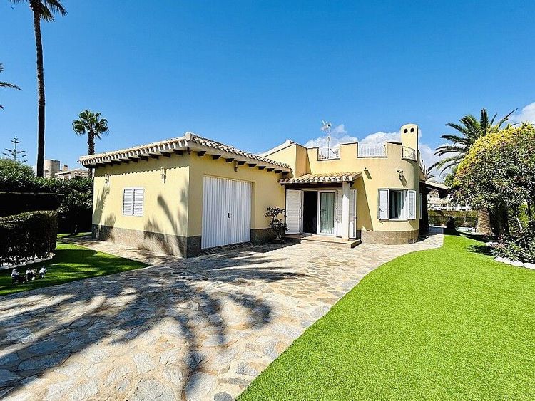 House | Resale in Cabo Roig in Cabo Roig, Costa Blanca - Photo 4
