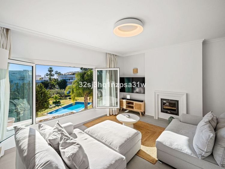 Penthouse | Resale in Nueva Andalucía in Nueva Andalucía Others, Costa del Sol - Photo 2