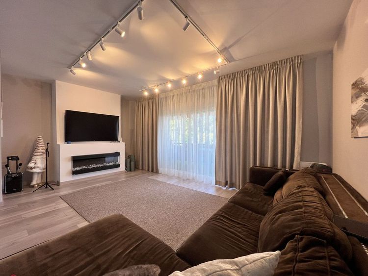 House | Resale in Estepona in Estepona, Costa del Sol - Photo 5