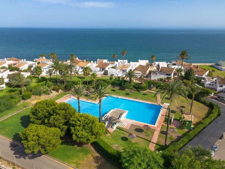 House | Resale in Estepona in Estepona, Costa del Sol - Photo 3