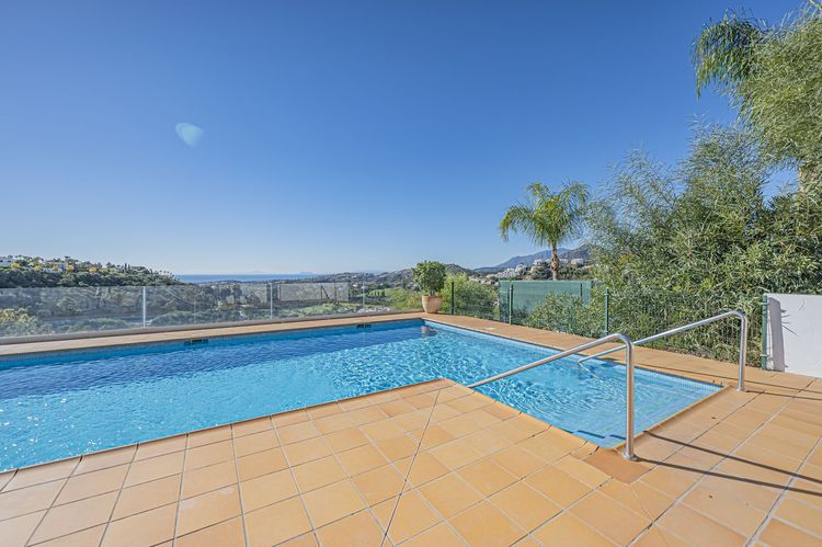 Apartment | Resale in Los Arqueros in Los Arqueros, Costa del Sol - Photo 2