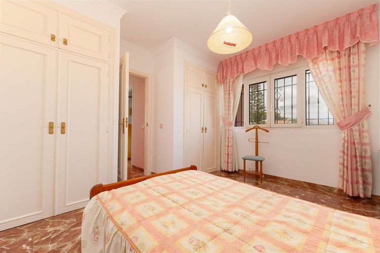 House | Resale in Alhaurín de la Torre in Alhaurín de la Torre, Costa del Sol - Photo 3