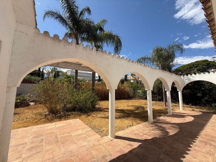House | Resale in Marbesa in Marbesa, Costa del Sol - Photo 5
