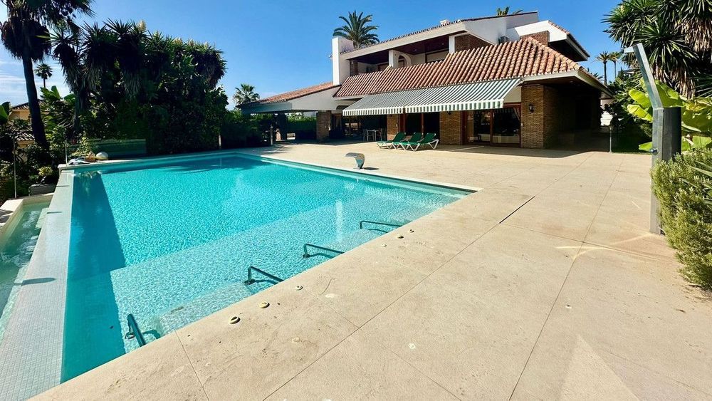 House | Resale in Nueva Andalucía in Nueva Andalucía Others, Costa del Sol - Main property photo