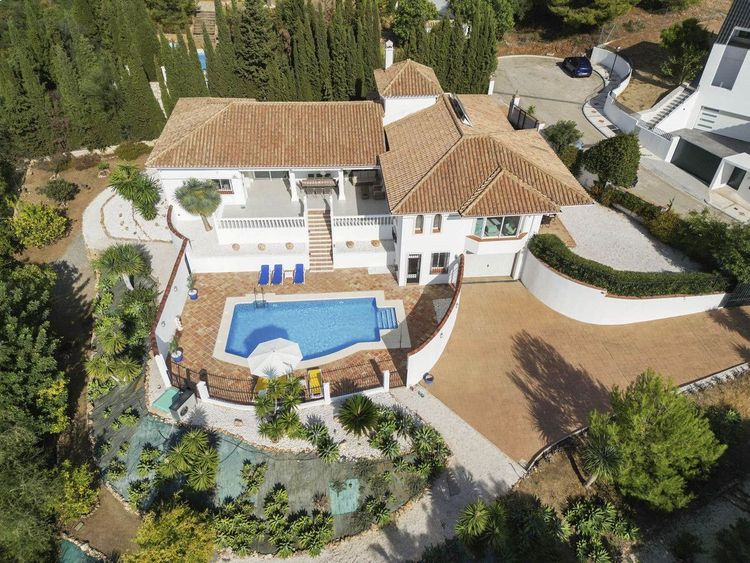 House | Resale in Valtocado in Valtocado, Costa del Sol - Photo 2