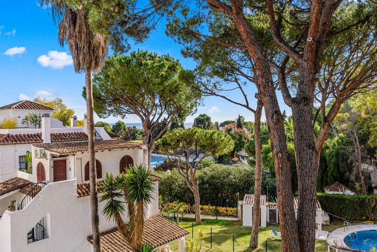 Apartment | Resale in Nueva Andalucía in Nueva Andalucía Others, Costa del Sol - Photo 3