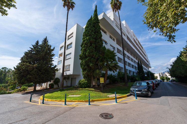 Apartment | Resale in Guadalmina Alta in Guadalmina Alta, Costa del Sol - Photo 4