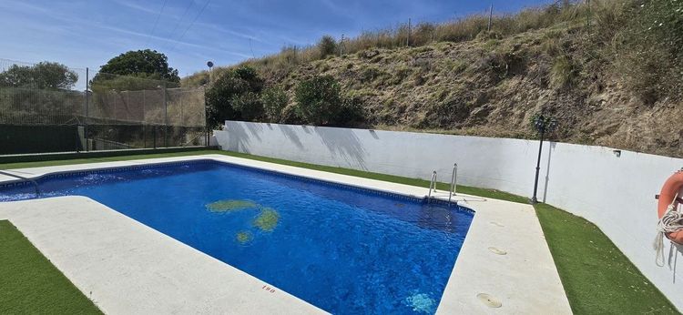 House | Resale in Torre de Benagalbón in Torre de Benagalbón, Costa del Sol - Photo 2