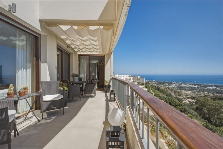 Apartment | Resale in Altos de los Monteros in Altos de los Monteros, Costa del Sol - Photo 3