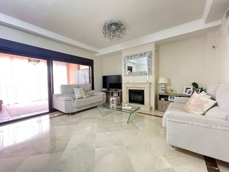 House | Resale in Estepona in Estepona, Costa del Sol - Photo 4